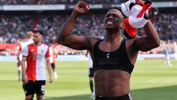 Luis Sinisterra celebrando su gol para el triunfo de Feyenoord sobre FC Utrecht por la Eredivisie.