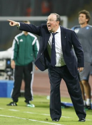 Rafa Benítez es un entrenador con mucho carácter y polémico que  combina una disciplina táctica con una dura preparación física.