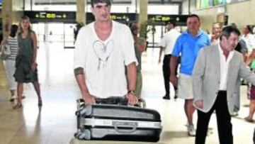 <b>TERCER REFUERZO. </b>Román Martínez aterrizó en Tenerife dispuesto a triunfar en el conjunto blanquiazul en Primera División.