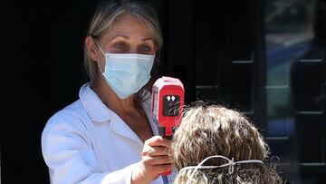 Sarajevo (Bosnia And Herzegovina), 29/07/2020.- A medical staff attends to a woman as she arrives to test for coronavirus, at a hospital in Sarajevo, Bosnia and Herzegovina, 29 July 2020. Countries around the world are taking increased measures to stem the widespread of the SARS-CoV-2 coronavirus which causes the Covid-19 disease. (Bosnia-Herzegovina) EFE/EPA/FEHIM DEMIR