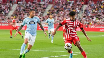 GRAF6362. GIRONA, 26/08/2022.- El jugador del Girona Óscar Ureña (d) controla el balón ante el defensa del Celta de Vigo Hugo Mallo (i) durante el partido de la tercera jornada de Liga en Primera División entre el Girona FC - RC Celta, en el estadio municipal de Montilivi. EFE/David Borrat
