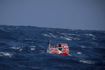 Antonio de la Rosa intenta convertirse en la primera persona en llegar desde el sur de Chile hasta la Antártida remando en solitario. El aventurero español completó ayer la mitad de su recorrido y le quedan unos 450 kilómetros para llegar al continente helado. Con este reto el vallisoletano pretende defender unos océanos sanos y sin residuos.