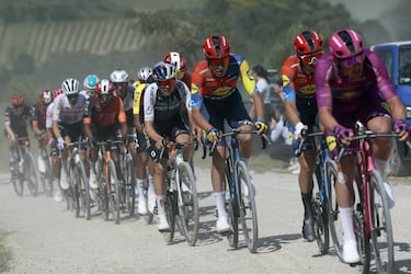 Los corredores en uno de los tramos de sterrato.