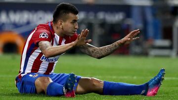 Correa, en el suelo durante el partido del Atlético contra el Bayer Leverkusen.