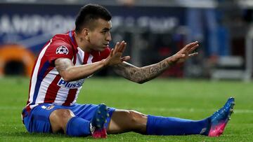 Correa, en el suelo durante el partido del Atl&eacute;tico contra el Bayer Leverkusen.