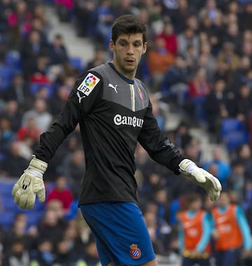 Kiko Casilla fue expulsado durante el derbi catalán y el defensor tuvo que sustituirle bajo la portería. 