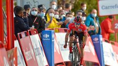 El corredor del Team Jumbo, el esloveno Primoz Roglic, cruza la línea de meta de la quinta etapa de la Vuelta Ciclista a España 2020