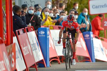 El corredor del Team Jumbo, el esloveno Primoz Roglic, cruza la línea de meta de la quinta etapa de la Vuelta Ciclista a España 2020