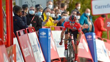 El corredor del Team Jumbo, el esloveno Primoz Roglic, cruza la línea de meta de la quinta etapa de la Vuelta Ciclista a España 2020