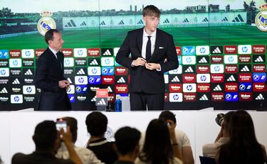 Dean Huijsen durante la rueda de prensa acompañado por Emilio Butragueño. 