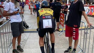 Primoz Roglic, de espaldas, hoy en Burgos.