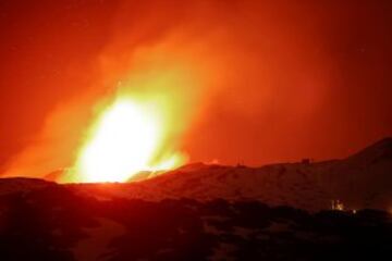 El fuego del Etna iluminó la noche italiana