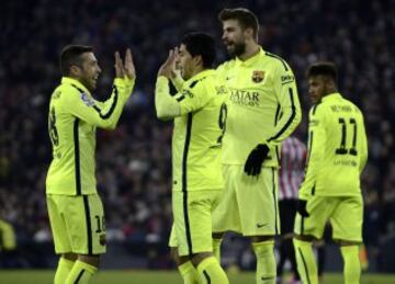 Luis Suárez celebra con el equipo el 0-2.