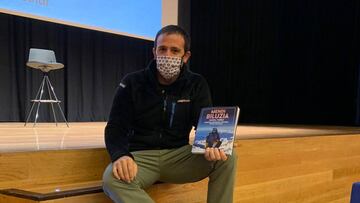 Txikon, con su libro en el Euskalduna