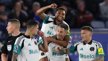 Murphy se sube encima de Schär para celebrar el segundo gol al Leicester.