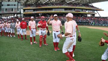 Diablos Rojos del México después del triunfo sobre Mariachis