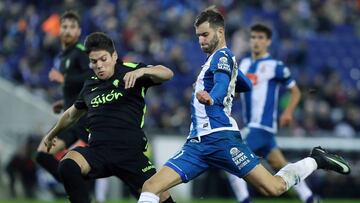 Jorge Mer&eacute; disputa un bal&oacute;n con Leo Baptistao. 