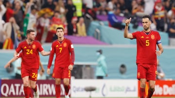 GR7272. AL KHOR (CATAR), 27/11/2022.- Sergio Busquets (d) de España reacciona hoy, en un partido de la fase de grupos del Mundial de Fútbol Qatar 2022 entre España y Alemania en el estadio Al Bait en Al Khor (Catar). EFE/ Esteban Biba