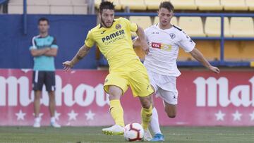 Miguelón controla la pelota durante el amistoso que disputaron Villarreal y Hércules.