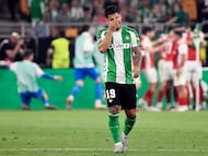 Real Betis' Colombian forward #19 Cucho Hernandez reacts to Braga's fourth goal scored by Sporting Braga's French midfielder #29 Jean-Baptiste Gorby during the UEFA Europa League quarter final second leg football match between Real Betis and SC Braga at Benito Villamarin Stadium in Seville on April 16, 2026. (Photo by FRED TANNEAU / AFP)