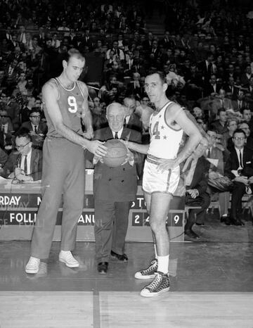 Bob Cousy, Larry Foust (Pistons) y Paul Arizin (Warriors) fueron los primeros novatos en la historia en alcanzar el All Star Game. Ray Felix (Bullets, 1954), Frank Selvy y Bob Pettit (Hawks, 1955), Maurice Stokes (Royals, 1956), Tom Heinsohn (Celtics, 1957) y Elgin Baylor (Lakers, 1959) completarían esta primera década.