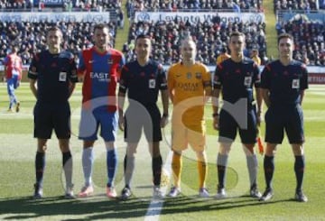 El árbitro Pérez Montero acompañado de sus asistentes Matías Caballero y Hernández Labella, el cuarto árbitro Muñoz Mayordomo y los capitanes David Navarro e Iniesta.