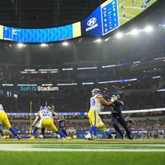 Can NFL teams sign free agents anytime?