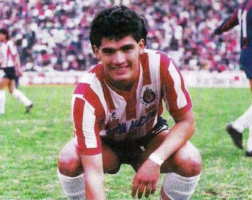 Pedro Pineda regresó al futbol mexicano para enrolarse con Chivas de Guadalajara en la temporada 1991-1992. Tras un año con poca participación, el delantero fue traspasado a las Águilas del América.