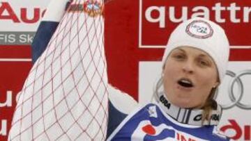 <b>VICTORIA Y LIDERATO.</b> La finlandesa Tanja Poutiainen es la nueva líder de la Copa del Mundo de esquí alpino femenino tras ganar hoy el gigante de La Molina, estación catalana que hoy albergó por primera vez en su historia una prueba de esta competición.