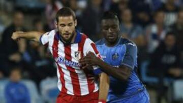 El centrocampista del Atlético de Madrid Mario Suárez lucha un balón con el centrocampista francés del Getafe Karim Yoda.