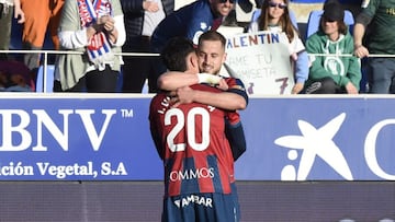 Jorge Pulido, abrazado por Vilarrasa, celebra su gol frente al Sporting.
