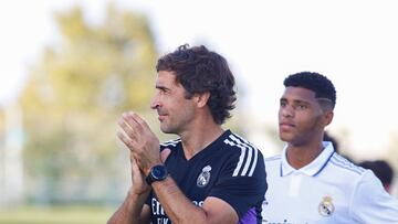 Raúl, entrenador del Castilla, en un partido de Primera Federación.