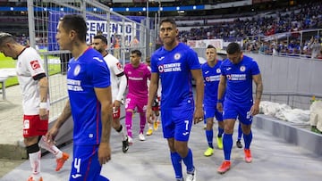 Jugadores de Cruz Azul salen a la cancha del Azteca