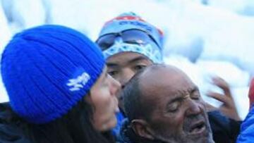 <b>¿RESCATE? </b>Juanito Oiarzabal llegaba al campo base de Lhotse, con Edurne Pasaban a su lado.