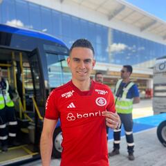 Santos Borré llega a Porto Alegre para sumarse a Internacional