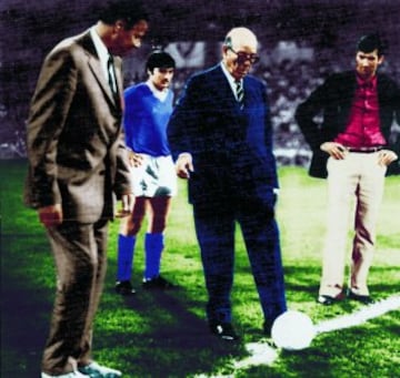 1967 Ricardo Zamora realiza el saque de honor en el partido de su homenaje entre la Selecci¨®n Espa?ola - Selecci¨®n FIFA
