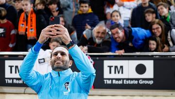 Baraja se hace un selfie con la afición.