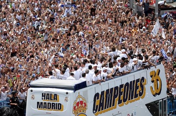 El autobús de la celebración rodeado de miles de madridistas a su llegada a Cibeles.