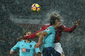 Romelu Lukaku salta po rel balón con el jugador del Bournemouth Nathan Ake.