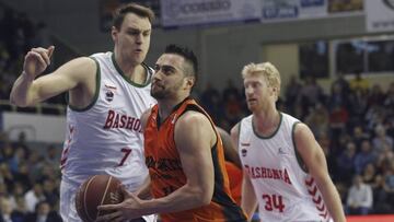 Ivan Paunic entra a canasta ante Johannes Voigtmann y Chase Budinger.