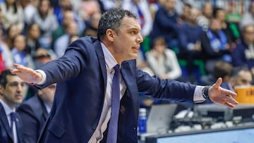 BURGOS, 15/03/2026.- El entrenador del Kosner Baskonia, Paolo Galbiati, durante el partido de baloncesto de jornada 22 de la liga Endesa. EFE/Santi Otero