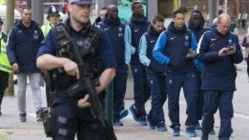 Polic&iacute;as custodiando a la selecci&oacute;n francesa.