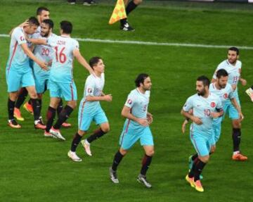 Burak Yilmaz celebrando el gol 0-1