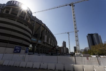 El conjunto blanco sigue dando forma a la remodelación del Santiago Bernabéu. El Estado de Alarma decretado por el Gobierno no ha paralizado las obras.