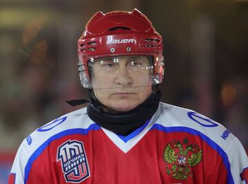 El presidente ruso, particip¨® de un partido de hockey hielo que ya se est¨¢ convirtiendo en un evento tradicional en las fechas cercanas a la navidad, en la Plaza Roja de Mosc¨², con la intenci¨®n de fomentar el inter¨¦s por el deporte amateur. Estuvo acompa?ado por otros pol¨ªticos como el ministro de defensa y algunos empresarios, adem¨¢s de ex jugadores profesionales.