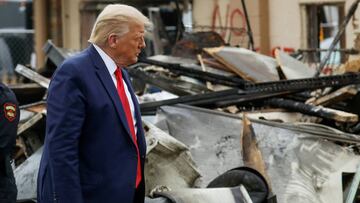 El presidente de los EE. UU., Donald Trump, observa los daños a la propiedad en un negocio durante una visita a Kenosha a raíz de las recientes protestas contra la brutalidad policial y la injusticia racial y la violencia resultante después del tiroteo de Jacob Blake por la policía en Kenosha, Wisconsin, EE. UU., 1 de septiembre de 2020 .