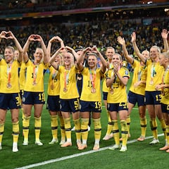 Rolfö and Asllani punish hosts to give Sweden bronze