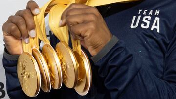 Detalle de las cinco medallas de oro de Simone Biles conseguidas durante el Campeonato Mundial de Gimnasia Artística en Stuttgart.