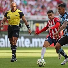 Chivas sufre para rescatar empate con Querétaro