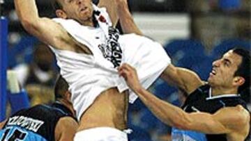 <b>ESTRELLAS.</B> Sean Marks, de Nueva Zelanda, intenta controlar el balón ante el argentino Ginóbili.